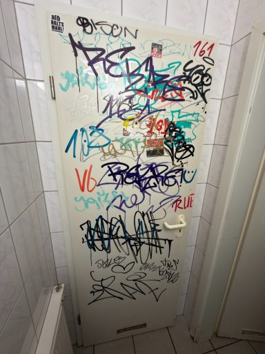 Vorher Mit Graffiti beschmierte Tür vor der Reinigung