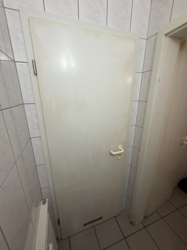 Nachher Dieselbe Tür nach der Graffiti-Entfernung
